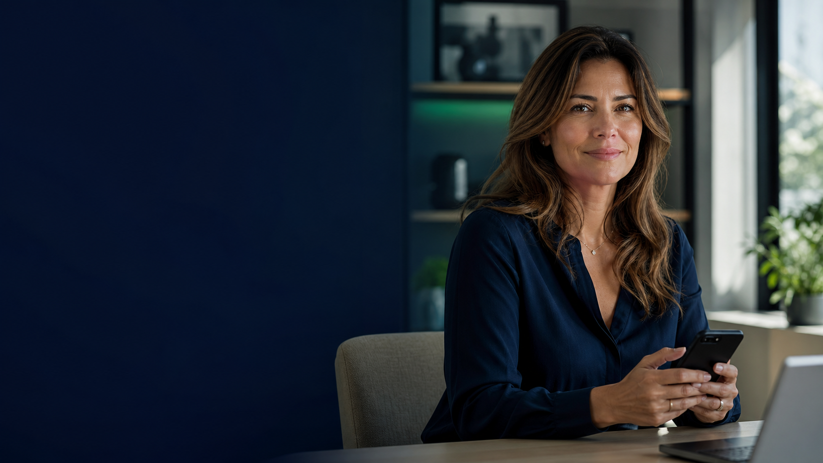 Mulher utilizando atendimento online da Maxime Cred